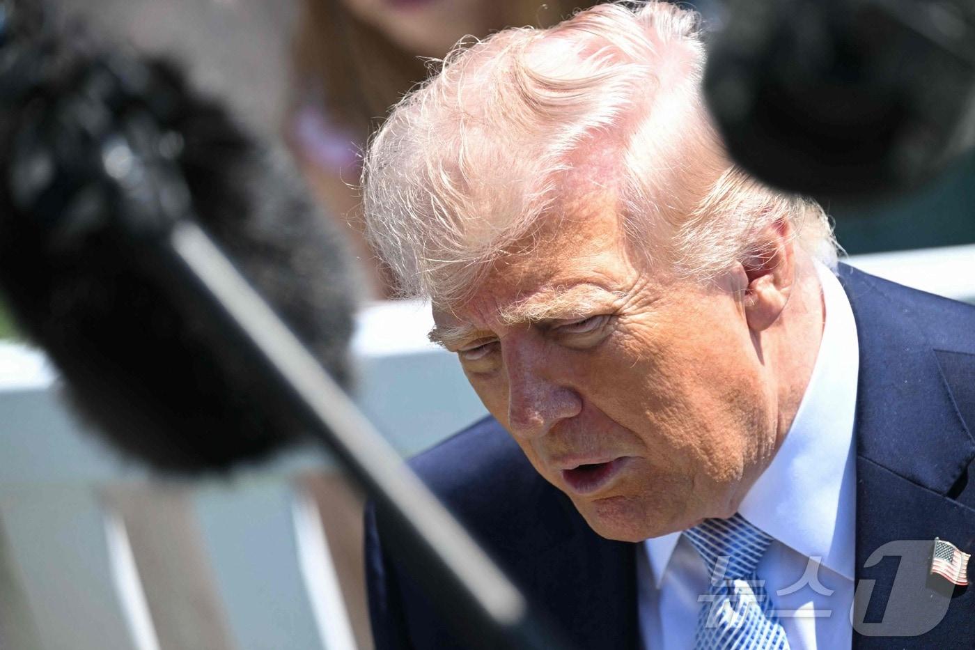 본문 이미지 - 도널드 트럼프 미국 대통령이 6일(현지시간) 워싱턴DC 백악관에서 열린 부활절 기념 행사에서 기자들의 질문에 답하고 있다. 2026.04.06. ⓒ AFP=뉴스1