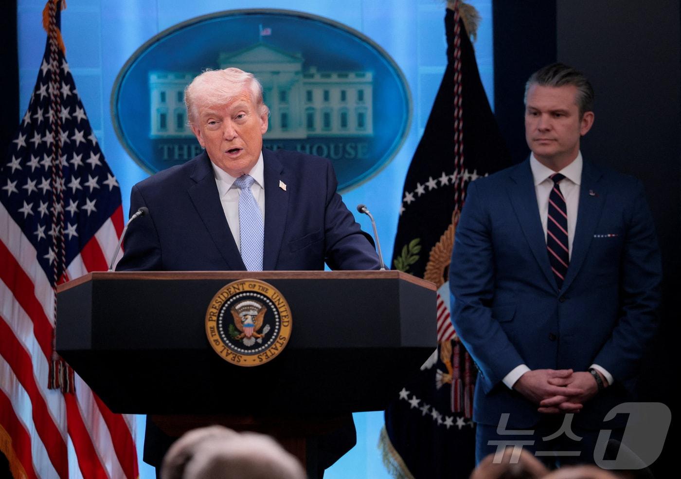 본문 이미지 - 6일(현지시간) 도널드 트럼프 미국 대통령이 워싱턴DC 백악관에서 최근 이란에서 격추된 F-15 전투기 조종사 구출 작전 관련 기자회견을 하고 있다. 2026.04.06 ⓒ 로이터=뉴스1
