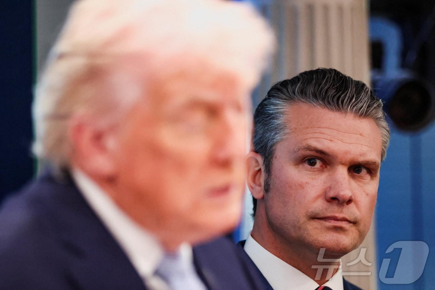 본문 이미지 - 6일(현지시간) 도널드 트럼프 미국 대통령이 워싱턴DC 백악관에서 최근 이란에서 격추된 F-15 전투기 조종사 구출 작전 관련 기자회견을 하고 있는 모습을 피트 헤그세스 국방장관이 지켜보고 있다. 2026.04.06 ⓒ 로이터=뉴스1