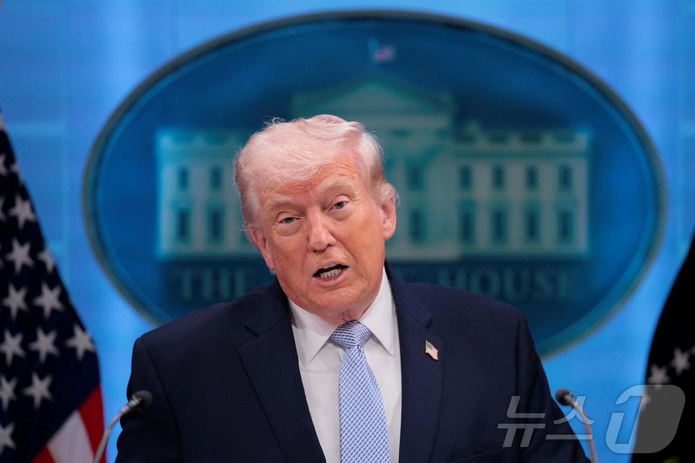 본문 이미지 - 6일(현지시간) 도널드 트럼프 미국 대통령이 워싱턴DC 백악관에서 최근 이란에서 격추된 F-15 전투기 조종사 구출 작전 관련 기자회견을 하고 있다. 2026.04.06 ⓒ 로이터=뉴스1