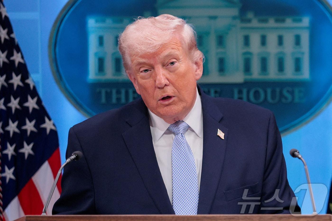 본문 이미지 - 도널드 트럼프 미국 대통령이 6일(현지시간) 워싱턴DC 백악관에서 기자회견을 열고 이란에 의해 격추된 F-15E 전투기 장교 구출 작전에 대한 브리핑을 하고 있다. 2026.04.06. ⓒ 로이터=뉴스1