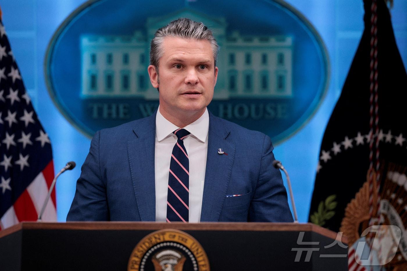 본문 이미지 - 6일(현지시간) 피트 헤그세스 미국 국방장관이 워싱턴DC 백악관에서 최근 이란에서 격추된 F-15 전투기 조종사 구출 작전 관련 기자회견을 하고 있다. 2026.04.06 ⓒ 로이터=뉴스1