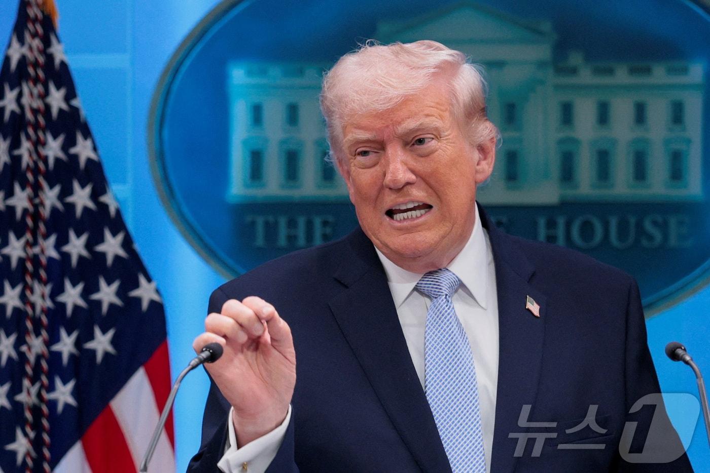 본문 이미지 - 도널드 트럼프 미국 대통령이 6일(현지시간) 워싱턴DC 백악관에서 기자회견을 열고 이란에서 격추된 미 공군 F-15E 전투기 탑승자 구출작전에 대해 설명하고 있다. 2026.04.06. ⓒ 로이터=뉴스1