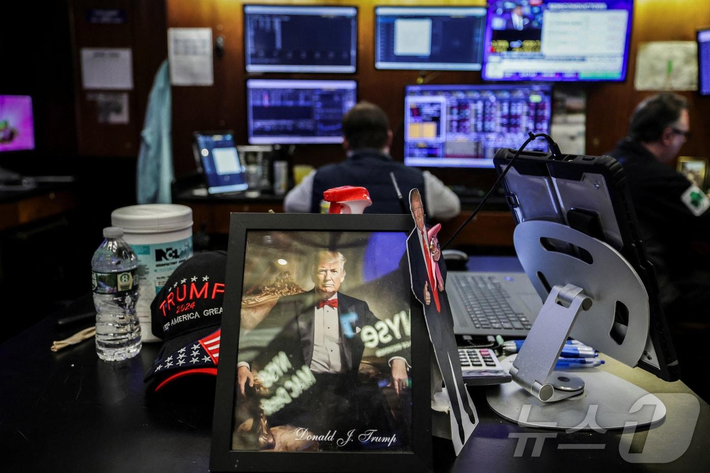본문 이미지 - 뉴욕증권거래소에 도널드 트럼프 미국 대통령의 사진이 책상 위에 놓여 있다. 2026.4.6 ⓒ 로이터=뉴스1
