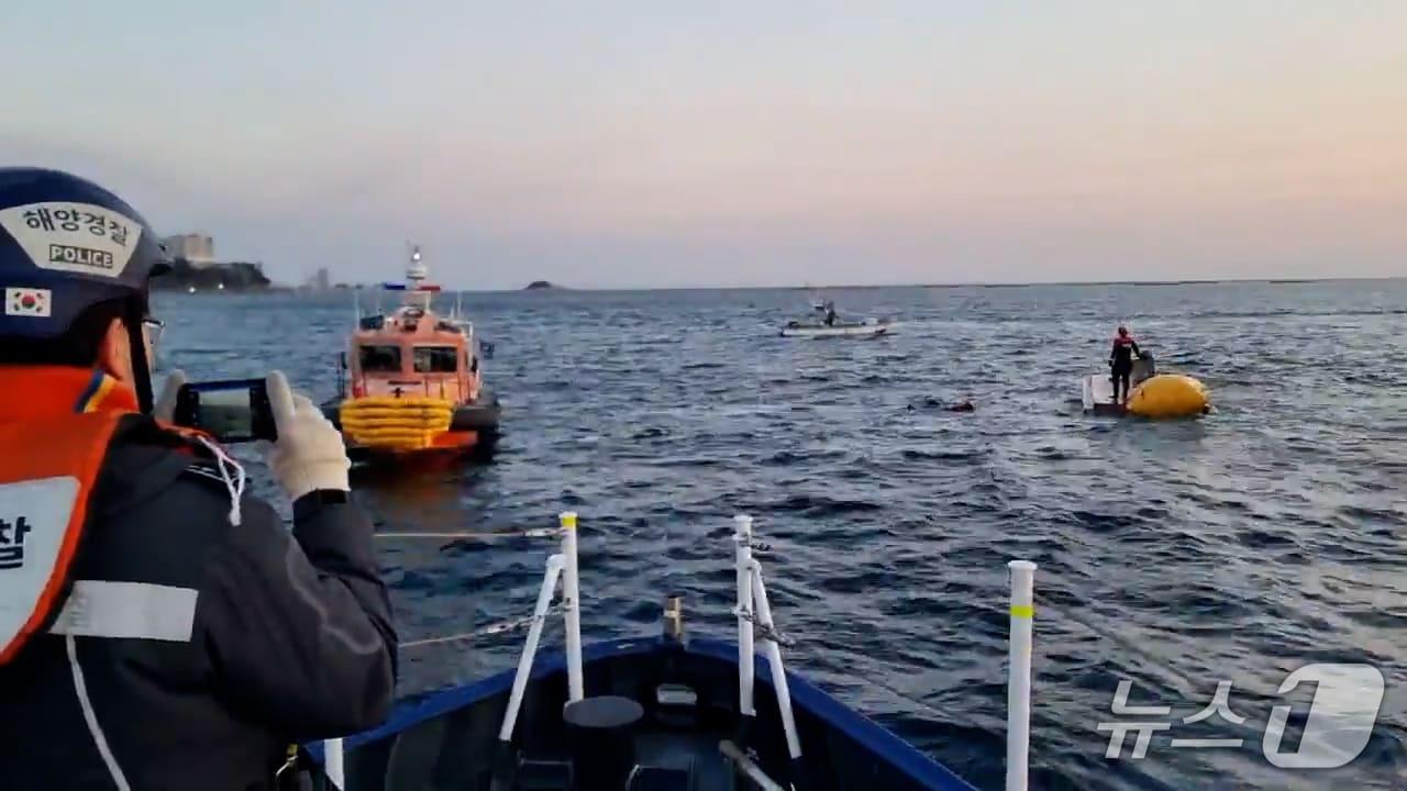 본문 이미지 - 7일 새벽 강원 속초시 대포항 인근 해상 어선 전복 사고 현장서 실종 선장 수색 중인 속초해경.(속초해경 제공, 재판매 및 DB 금지) 2026.4.7/뉴스1