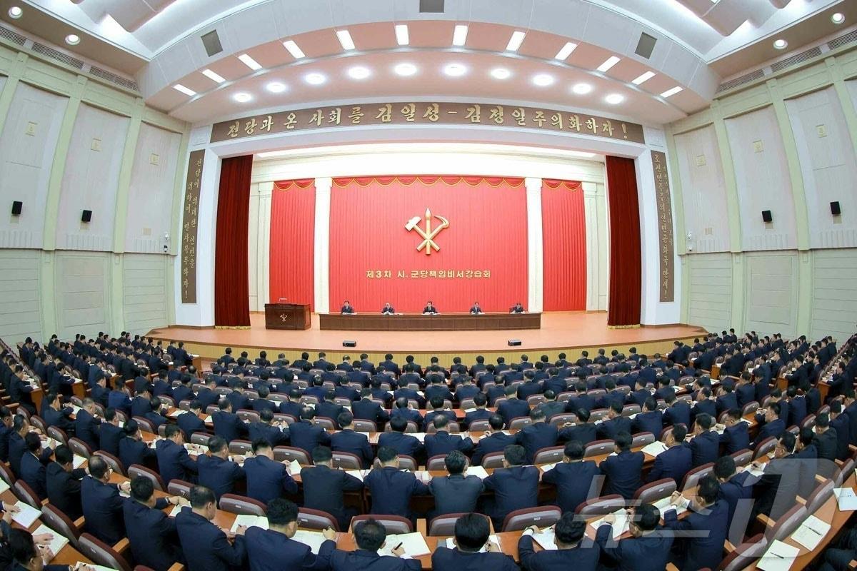 본문 이미지 - (평양 노동신문=뉴스1) = 북한 노동당 기관지 노동신문은 7일 "당 제9차 대회가 제시한 웅대한 투쟁강령을 높이 받들고 혁명의 새로운 발전국면을 열어나가기 위한 전인민적 진군이 개시된 중대한 시기에 제3차 시·군 당 책임비서 강습회가 4일부터 6일까지 진행됐다＂고 보도했다. [국내에서만 사용가능. 재배포 금지. DB 금지. For Use Only in the Republic of Korea. Redistribution Prohibited] rodongphoto@news1.kr