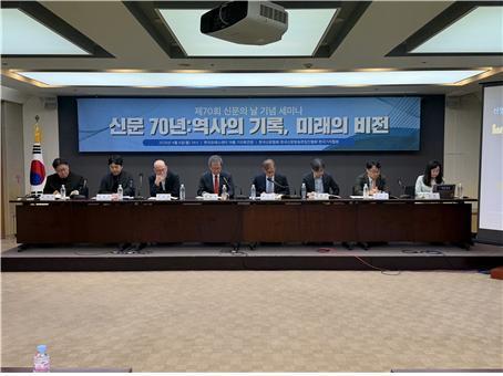 본문 이미지 - 제70회 신문의 날 기념 세미나 발표자들. 왼쪽부터 오석기 강원일보 편집국 부국장, 유영훈 매경AX AI데이터부 부장, 김정근 경향신문 미디어전략실장, 이민규 중앙대 미디어커뮤니케이션학과 교수, 배정근 한국신문협회 신문발전연구소 소장, 김위근 퍼블리시 최고연구책임자, 김주성 한국일보 디지털이노베이션부 부장, 강희 경인일보 논설위원. (한국신문협회 제공)