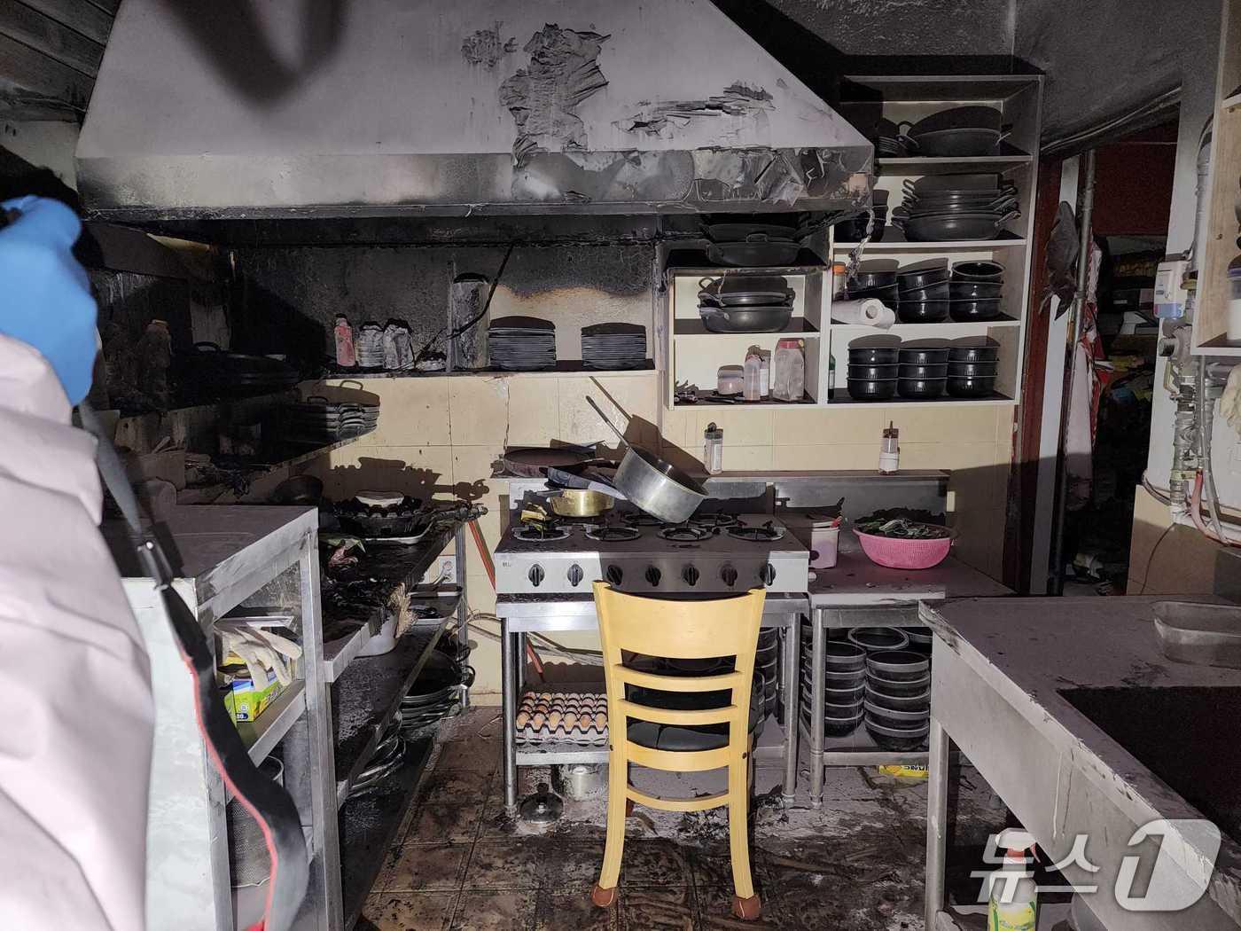 본문 이미지 - 6일 밤 강원 영월군 영월읍 식당 주방 화재 현장.(강원도소방본부 제공, 재판매 및 DB 금지) 2026.4.7/뉴스1