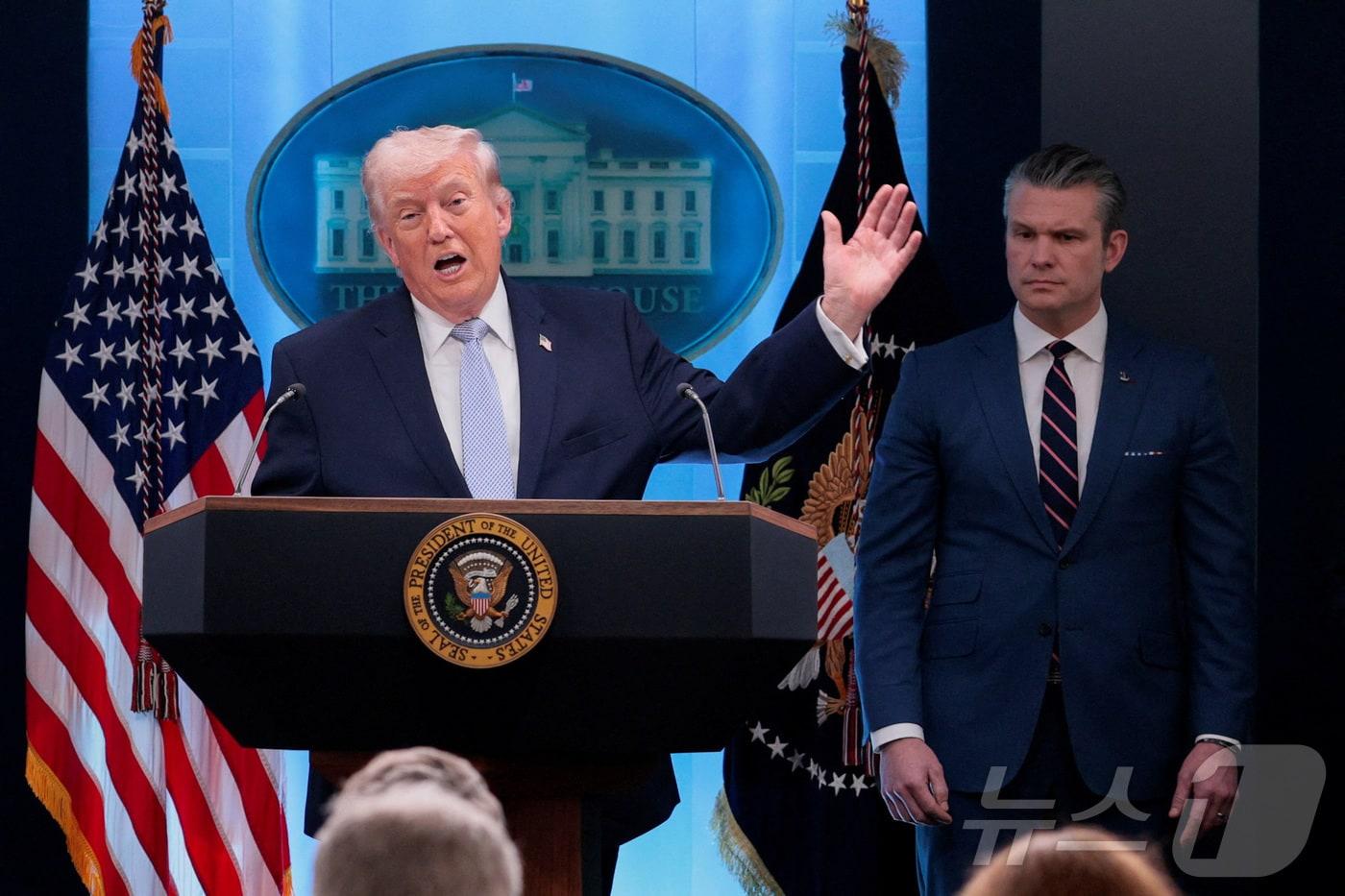 본문 이미지 - 도널드 트럼프 미국 대통령이 6일(현지시간) 워싱턴DC 백악관에서 기자회견을 열고 이란에 의해 격추된 F-15E 전투기 장교 구출 작전에 대한 브리핑을 하고 있다. 2026.04.06 ⓒ 로이터=뉴스1