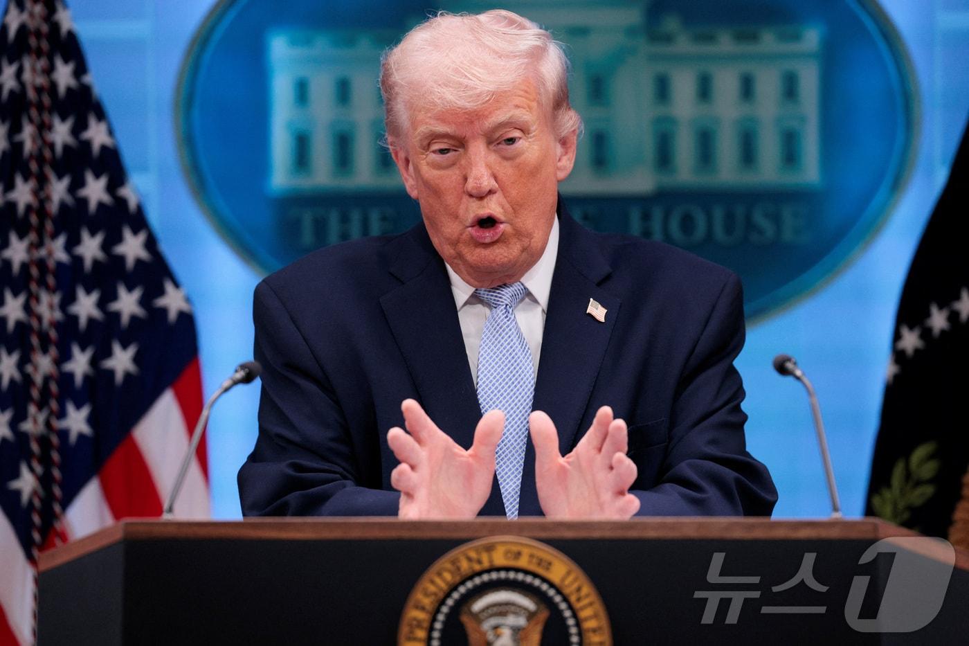 본문 이미지 - 도널드 트럼프 미국 대통령이 6일(현지시간) 워싱턴DC 백악관에서 기자회견을 열고 이란에 의해 격추된 F-15E 전투기 장교 구출 작전에 대한 브리핑을 하고 있다. 2026.04.06 ⓒ 로이터=뉴스1