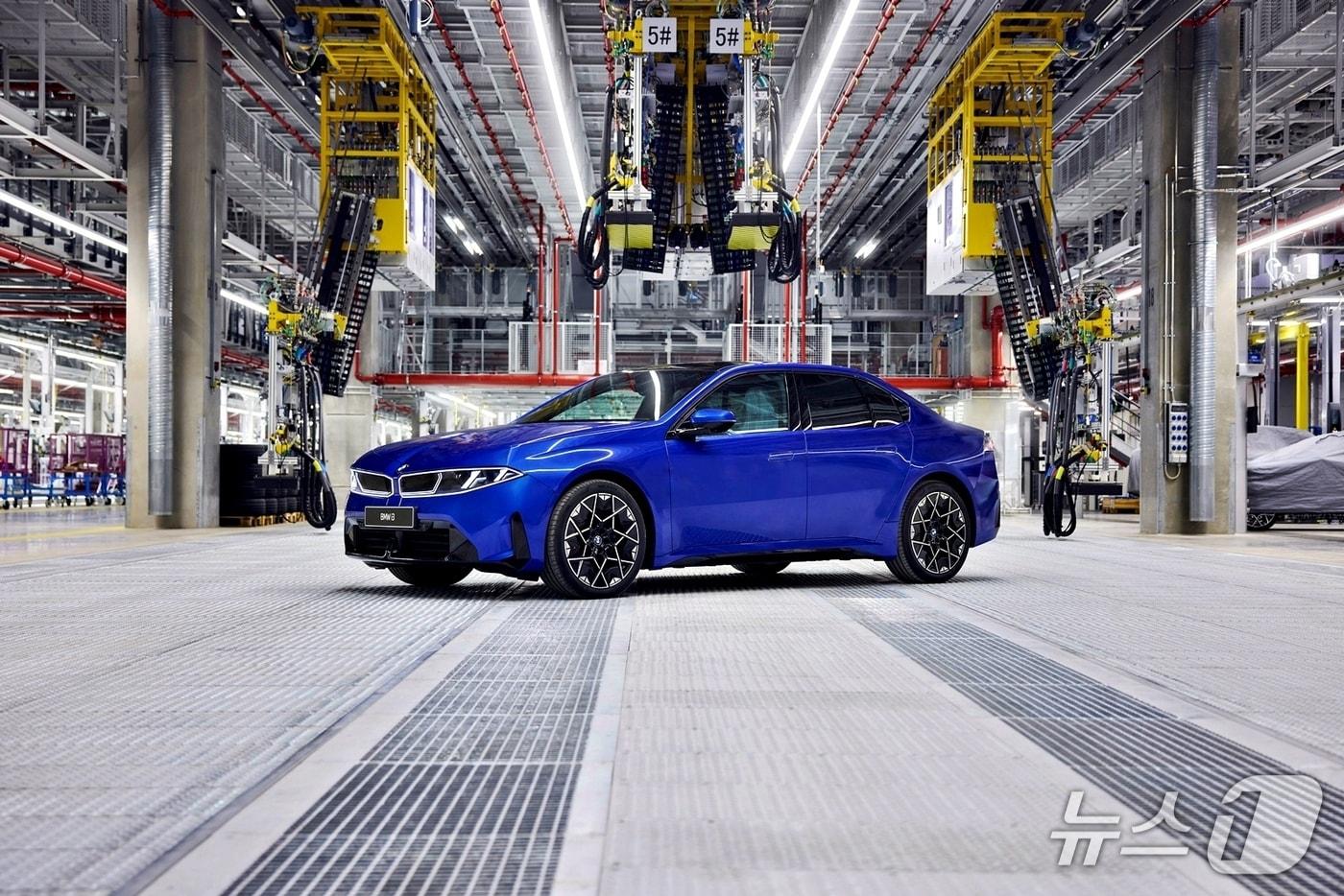 본문 이미지 - 독일 뮌헨 BMW 그룹 공장에서 생산된 BMW 중형 전기 세단 'i3'의 모습. i3는 중형 전기 SUV 'ix3'에 이어 그룹의 첫 전기차 전용 플랫폼 '노이어 클라쎄'를 기반으로 제작된 두 번째 차량으로 오는 8월 본격 양산된다(BMW 코리아 제공). 2026.4.7.