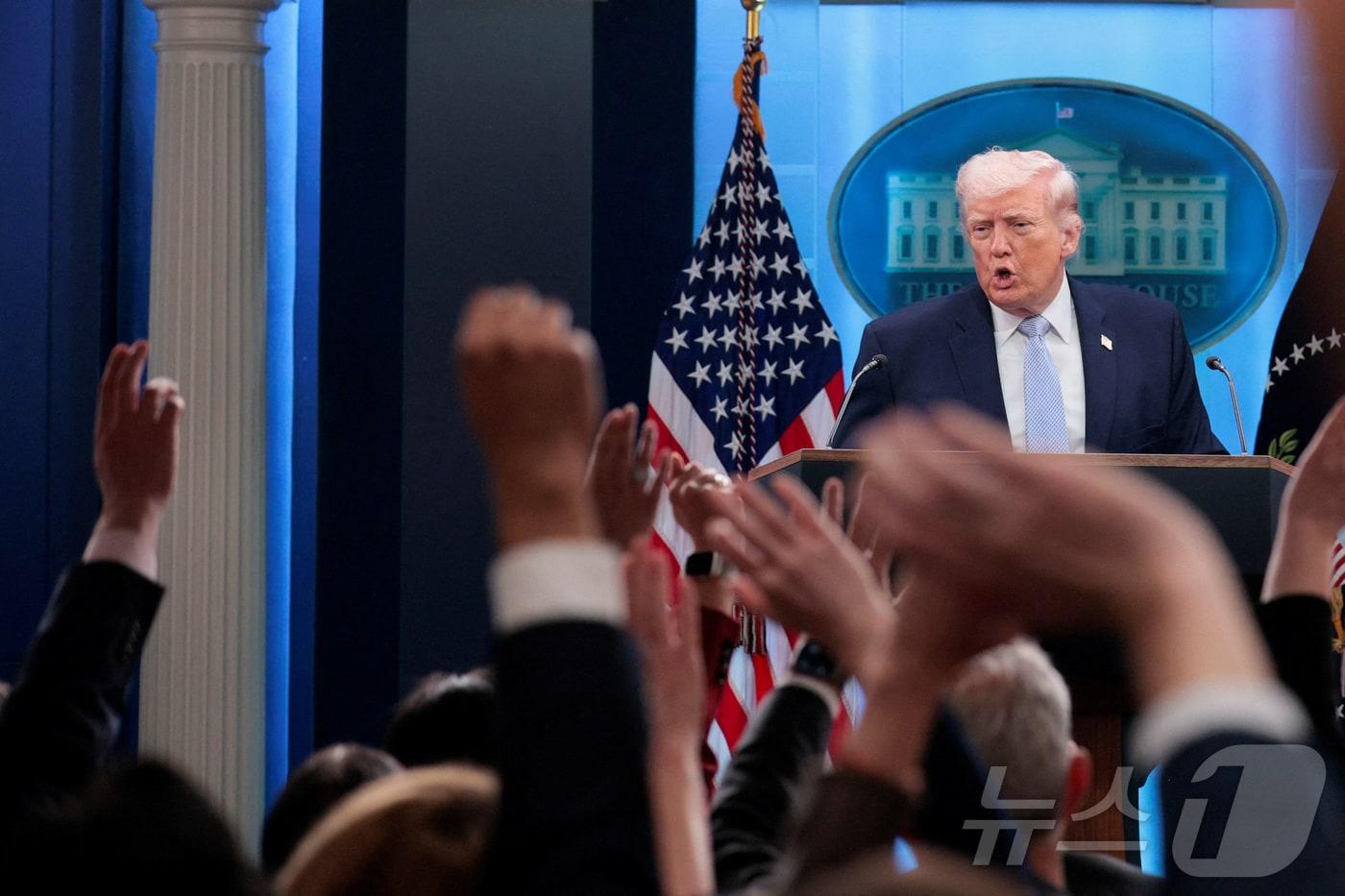 본문 이미지 - 도널드 트럼프 미국 대통령이 6일(현지시간) 워싱턴DC 백악관에서 가진 기자회견에서 취재진의 질문을 받고 있다. ⓒ 로이터=뉴스1