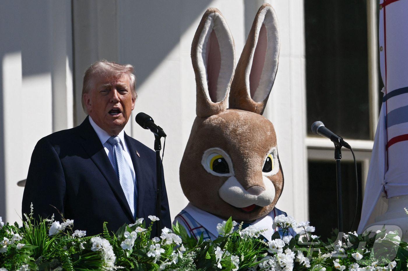 본문 이미지 - 도널드 트럼프 미국 대통령이 6일(현지시간) 워싱턴 D.C. 백악관 사우스 론에서 열린 연례 이스터 에그 롤 행사에서 연설하고 있다. 2026.04.06. ⓒ AFP=뉴스1