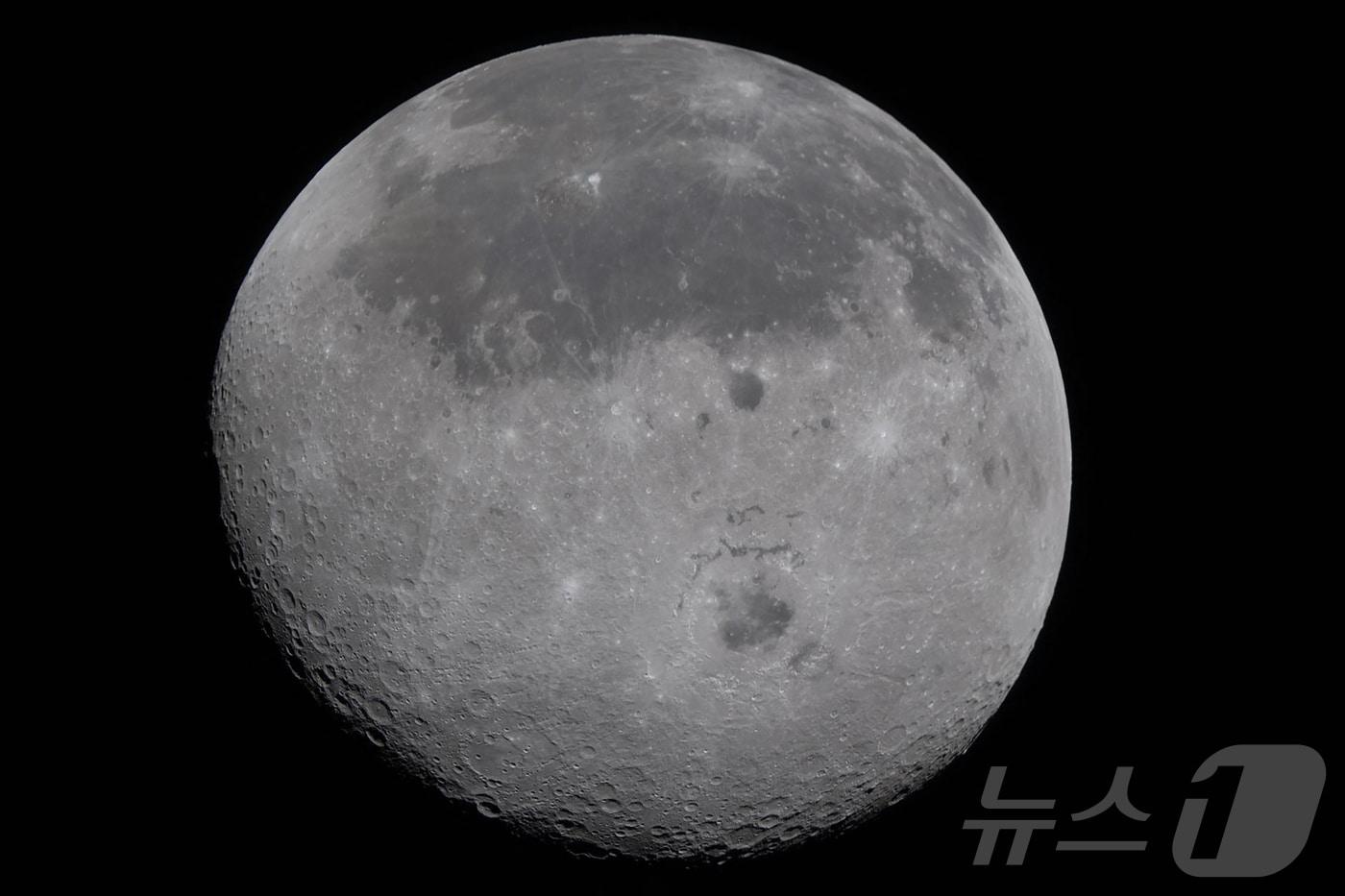 본문 이미지 - 아르테미스 2호가 촬영한 달. ⓒ AFP=뉴스1