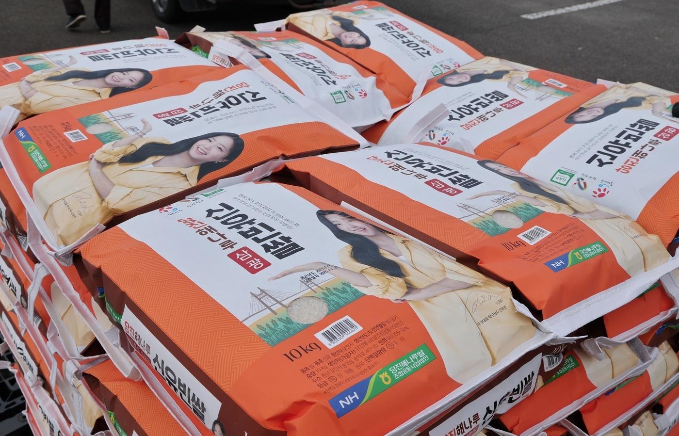 본문 이미지 - 대형 트럭에 신유빈 쌀을 전달하는 장면.(매니지먼트GNS 제공)