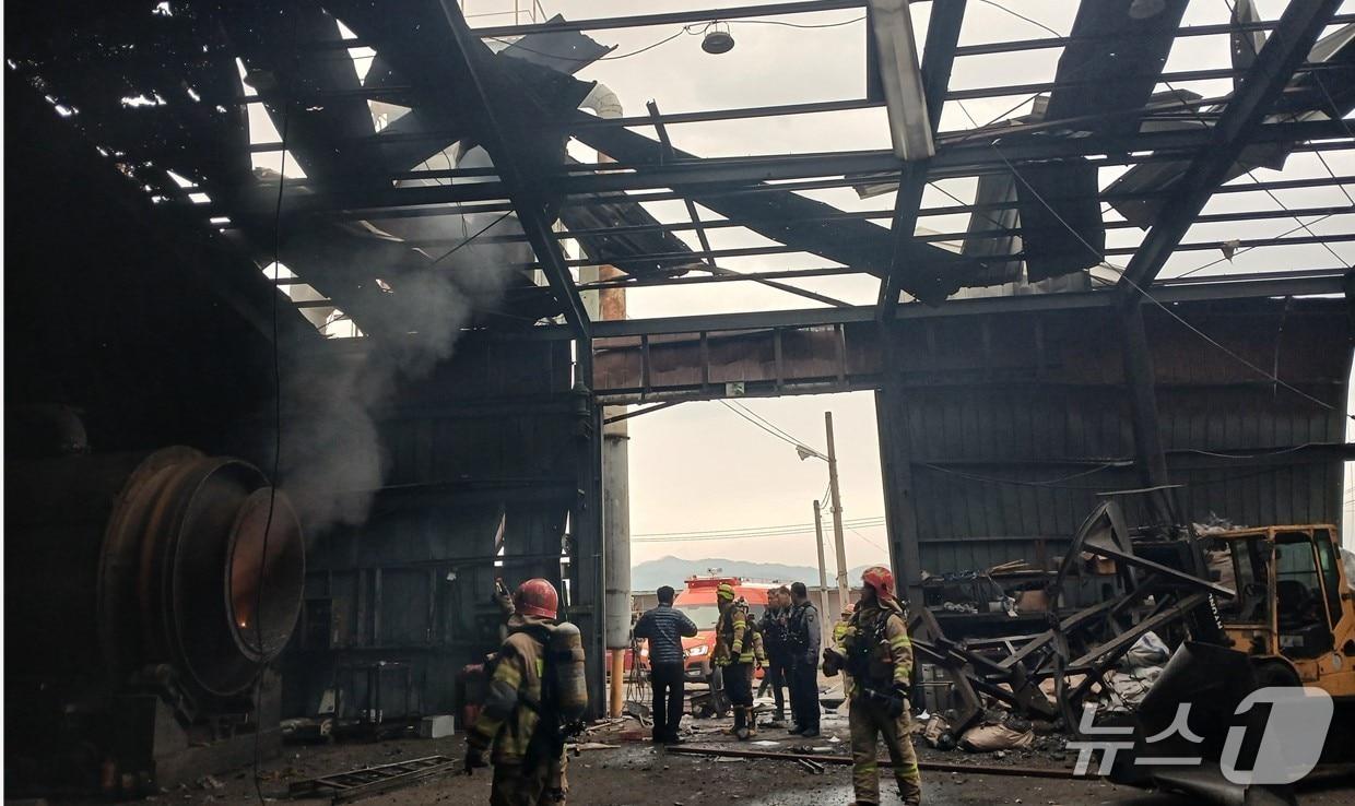 본문 이미지 - 6일 오전 11시 10분쯤 폭발과 함께 불이 난 경북 칠곡군 약목면의 폐기물 재활용 시설에서 소방대원들이 진화 후 안전 조치를 하고 있다.(경북소방본부 제공. 재판매 및 DB 금지)2026.4.7/뉴스1