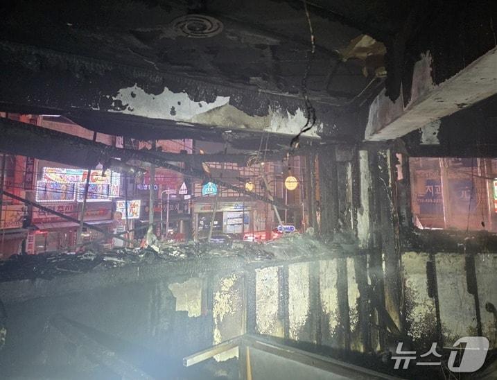 본문 이미지 - 7일 오전 2시 37분쯤 인천시 남동구 구월동의 한 3층짜리 상가건물 2층 라이브카페에서 화재가 발생했다.(인천소방본부 제공. 재배포 및 DB금지)2026.4.7/뉴스1