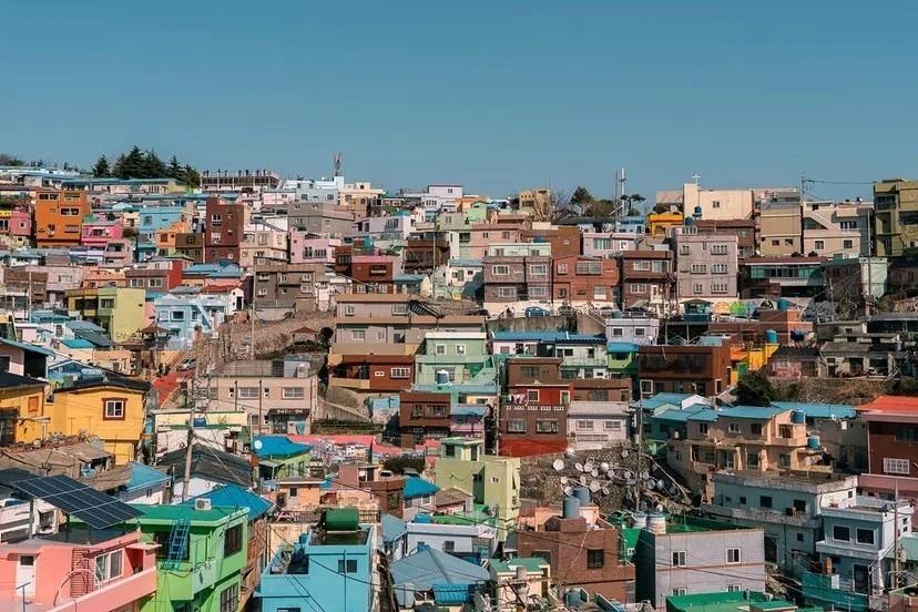 본문 이미지 - 지난해 외국인 관광객 300만 명을 넘기며 관광 거점 도시로 도약중인 부산의 감천문화마을 전경(크리에이트립 제공)