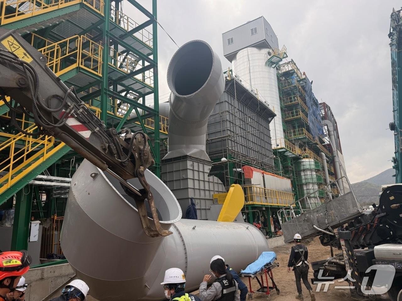본문 이미지 - 6일 오후 1시 45분쯤 경북 경주시 외동읍 제내리 소각로 배관 설치 공사 현장에서 작업 중인 고소작업차 바스켓 위로 약 2톤짜리 덕트가 추락해 구조대원들이 안전조치를 하고 있다.(경북소방본부 제공. 재판매 및 DB 금지)2026.4.7/뉴스1