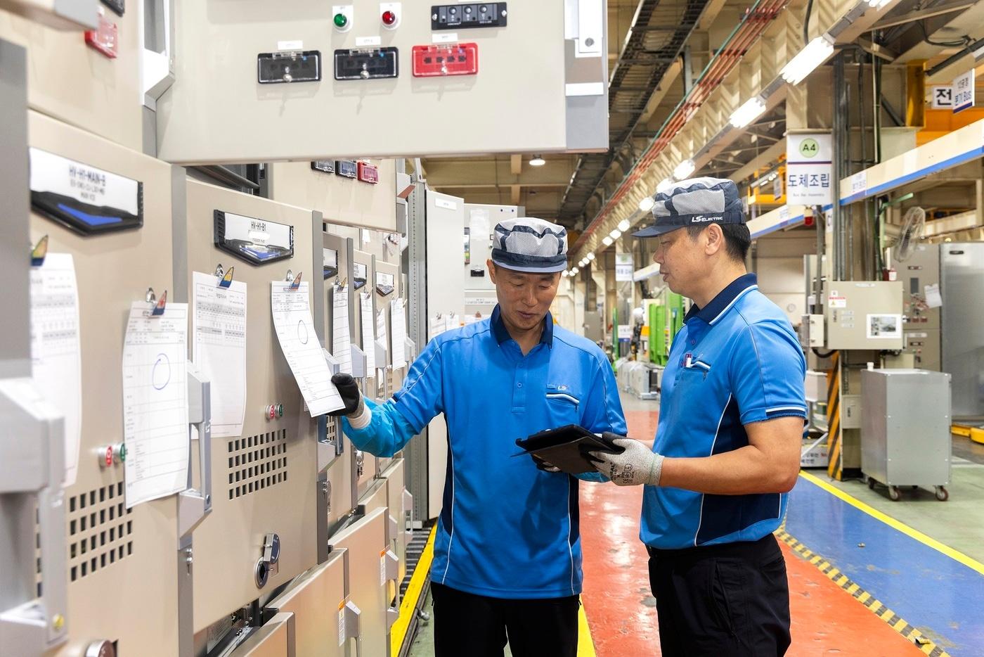 본문 이미지 - LS일렉트릭 임직원이 청주 배전반 라인에서 작업을 하고 있다.(LS일렉트릭 제공)/뉴스1