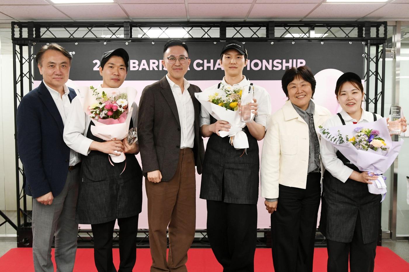 본문 이미지 - '2026 투썸 바리스타 챔피언십'에서 결선 수상자들이 시상식 후 기념 촬영을 하고 있다. (왼쪽부터)김한성 투썸플레이스 영업본부장, 김용욱 매니저, 장세현 CFO, 신영재 점장, 윤소영 R&D 본부장, 김옥길 매니저.(투썸플레이스 제공) 