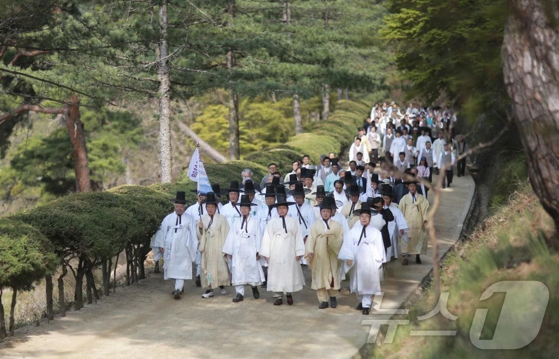 본문 이미지 - 한국국학진흥원이 서울 경복궁에서 개막한 ‘제6회 퇴계 선생 마지막 귀향길 재현행사’에 맞춰 경복궁에서 안동 도산서원까지 270㎞ 구간을 담은 ‘퇴계의 길’ 홈페이지와 모바일 앱을 오픈했다. /뉴스1