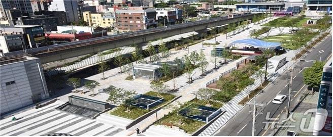 본문 이미지 - 작년 사상구 사상역 문화숲 도시바람길숲 조성사업 완료 모습.(부산시 제공. 재판매 및 DB금지)