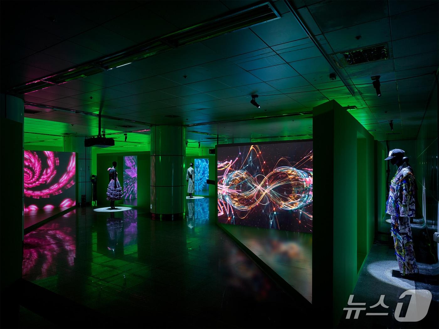 본문 이미지 - 지난해 신당역 유휴공간에서 'SECOND SKIN : 패션과 AI, 그리고 빛'을 주제로 전시를 진행했다.(서울시 제공)