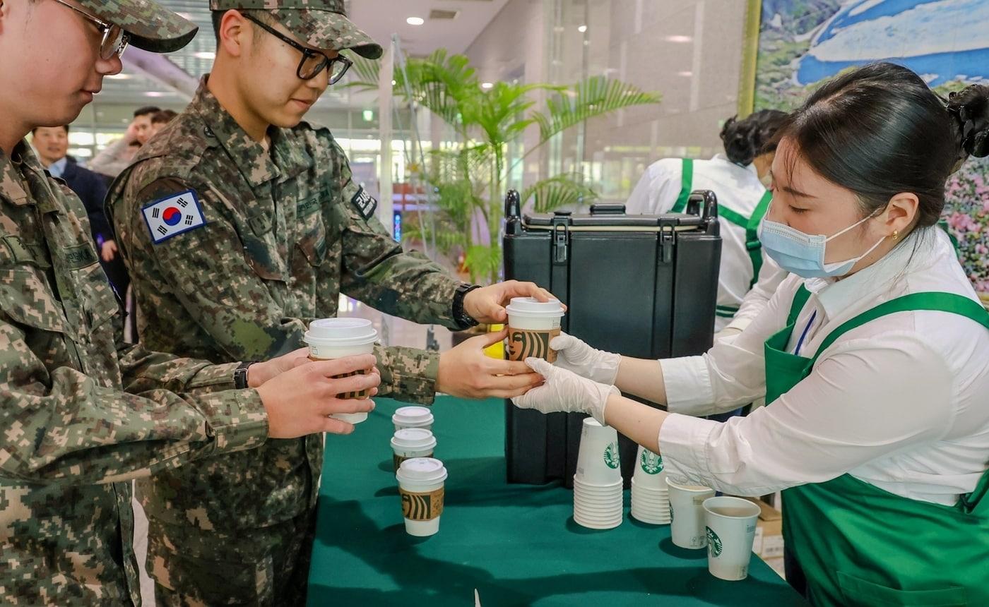 본문 이미지 - 6일 서울 용산구에 위치한 국방부 청사에서 스타벅스 파트너들이 국군장병에게 따뜻한 커피를 제공하고 있다.(스타벅스 코리아 제공) 