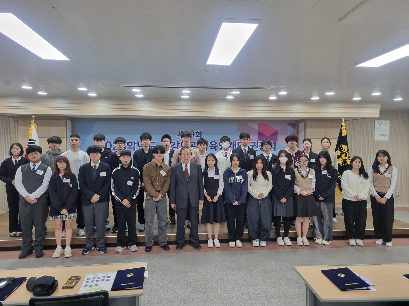 본문 이미지 - 소강민관식육영재단이 11일 장학금 수여식을 개최한다. 사진은 지난해 장학금 수여식 모습. (한국체육기자연맹 제공)