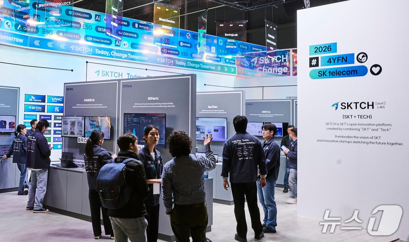 본문 이미지 - SKT가 MWC26에서 AI 및 ESG 분야 혁신 스타트업들과 ‘SKT 스타트업 단독 전시관’을 운영한 모습 (SK텔레콤 제공)