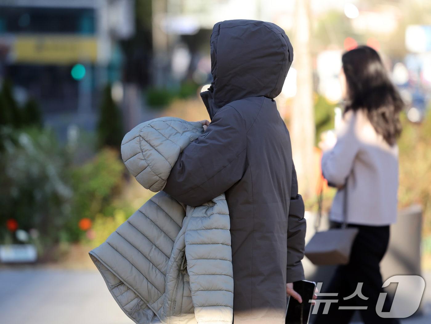 본문 이미지 - 꽃샘추위가 찾아온 7일 오전 서울 광화문 사거리에서 출근길 시민들이 발걸음을 재촉하고 있다. 2026.4.7 ⓒ 뉴스1 황기선 기자