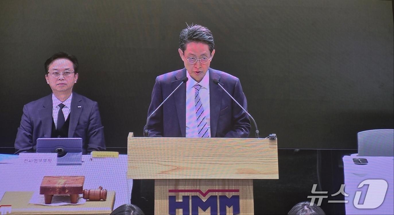 본문 이미지 - 최원혁 HMM 대표이사 사장이 3월 26일 서울 본사에서 열린 HMM 제50기 정기주주총회에서 주주들의 질의에 답하는 모습. 2026.03.26 ⓒ 뉴스1 양새롬 기자