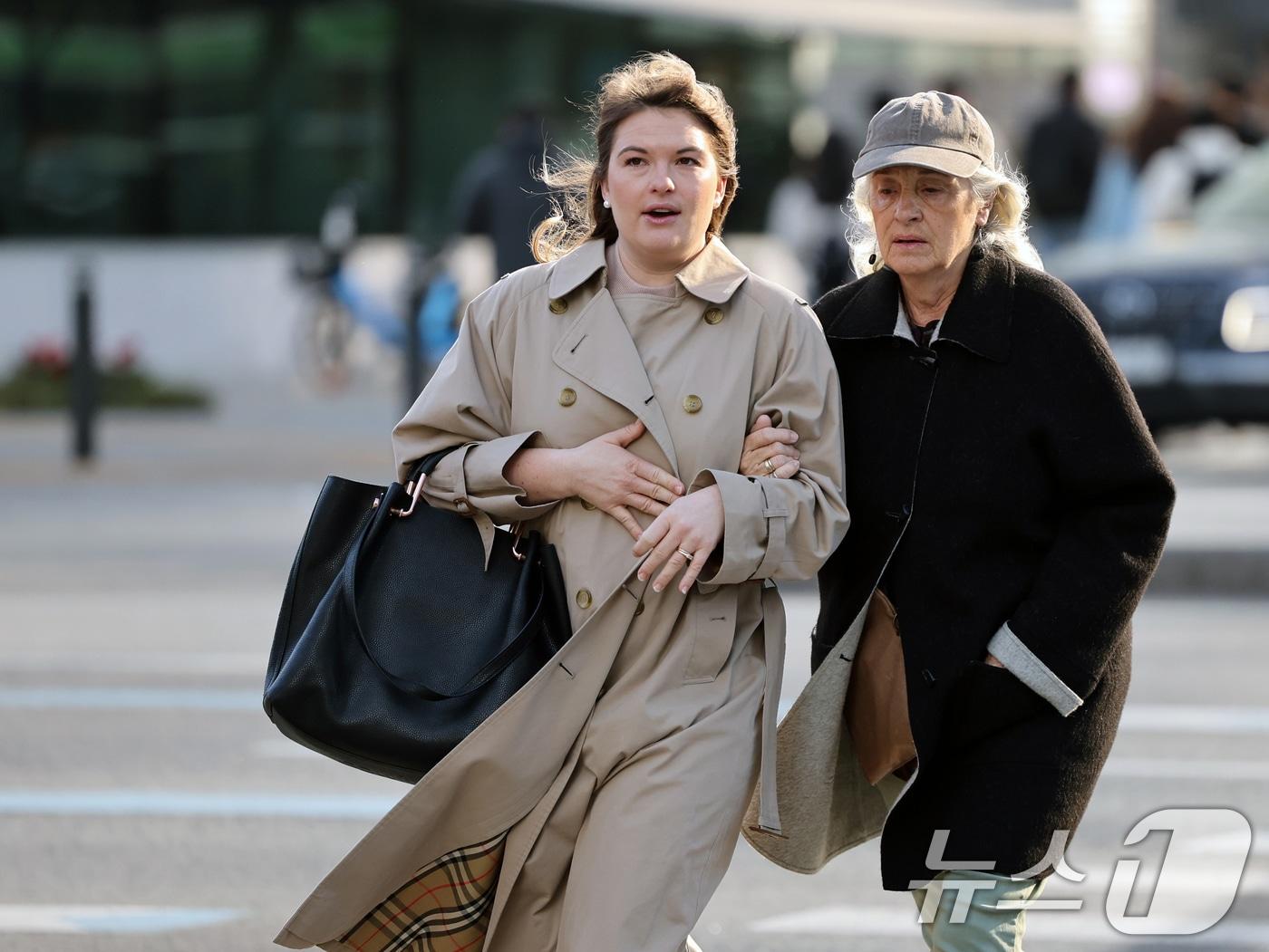 본문 이미지 - 꽃샘추위가 찾아온 7일 오전 서울 광화문 사거리에서 외국인 관광객들이 발걸음을 재촉하고 있다. 2026.4.7 ⓒ 뉴스1 황기선 기자