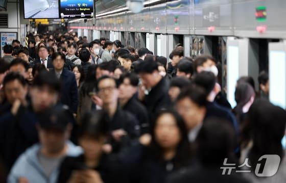 본문 이미지 - 서울 종로구 광화문역이 출근길 시민들로 붐비고 있다. 2026. 4. 7/뉴스1 이호윤 기자