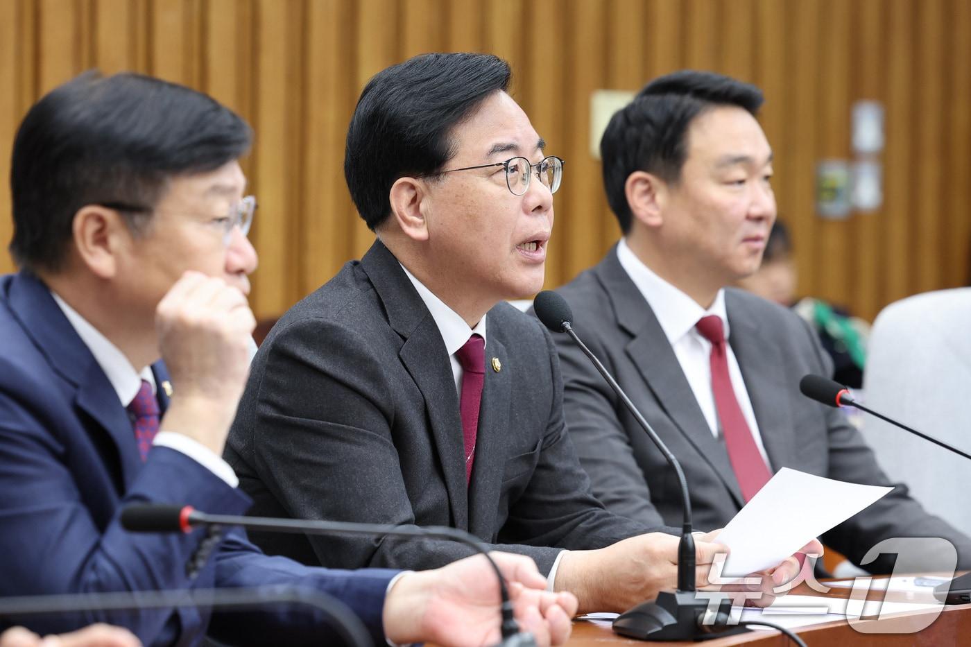 본문 이미지 - 송언석 국민의힘 원내대표가 7일 서울 여의도 국회에서 열린 원내대책회의에서 발언하고 있다. ⓒ 뉴스1 신웅수 기자