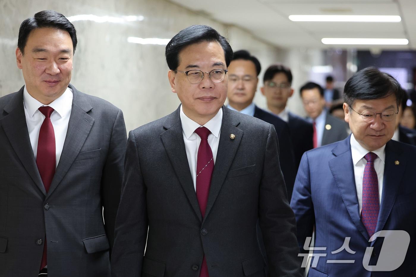 본문 이미지 - 송언석 국민의힘 원내대표가 7일 서울 여의도 국회에서 열린 원내대책회의에 참석하고 있다. 2026.4.7 ⓒ 뉴스1 신웅수 기자