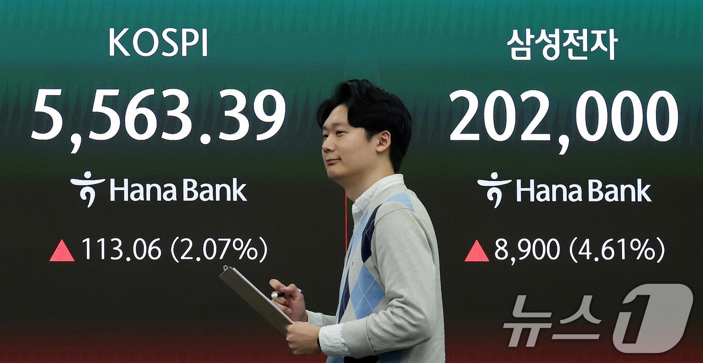 본문 이미지 - 코스피 지수가 휴전 기대감과 삼성전자 어닝 서프라이즈에 힘입어 상승 출발한 7일 서울 중구 하나은행 딜링룸 현황판에 증시 시황이 표시되고 있다. 2026.4.7 ⓒ 뉴스1 박지혜 기자