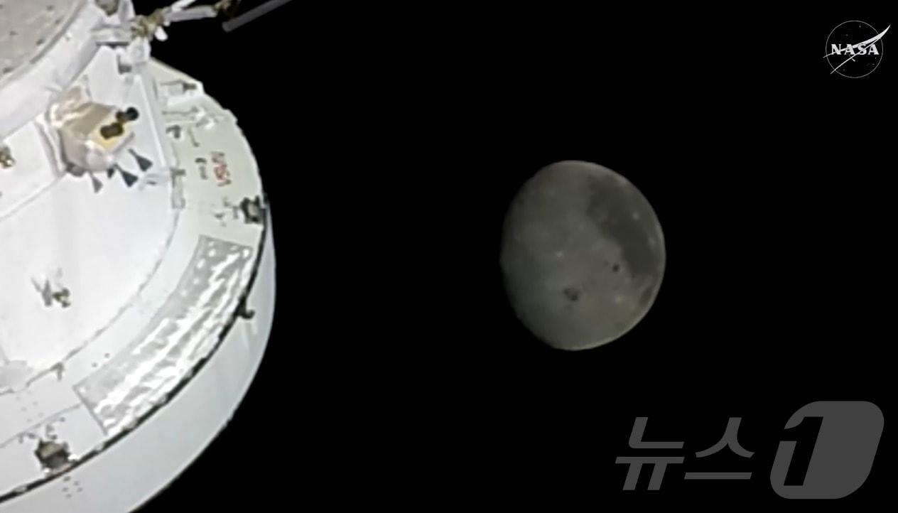 본문 이미지 - 7일(한국시간) 새벽 2시 26분 미국 항공우주국(NASA)의 '아르테미스 2호'는 지구로부터 24만 8,655마일(약 39만 2000km) 지점을 통과했다고 미국 항공우주국이 밝혔다. 이는 인류 역사상 지구로부터 가장 멀리 이동한 기록이다. 사진은 아르테미스 2호가 달에 접근하는 모습. (NASA 유튜브 생중계 갈무리. 재판매 및 DB 금지) 2026.4.7 ⓒ 뉴스1