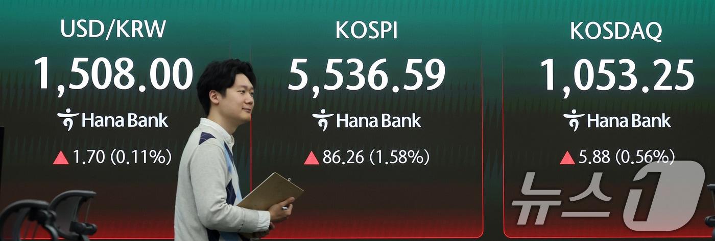 본문 이미지 - 코스피 지수가 휴전 기대감과 삼성전자 어닝 서프라이즈에 힘입어 상승 출발한 7일 서울 중구 하나은행 딜링룸 현황판에 증시 시황이 표시되고 있다. ⓒ 뉴스1 박지혜 기자
