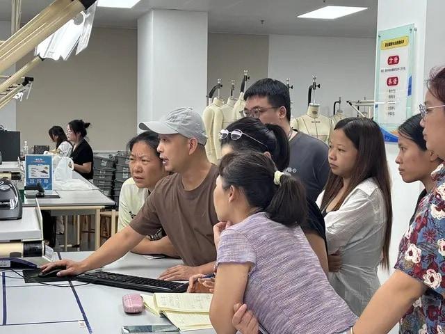 본문 이미지 - 쉬인 협력업체 직원들이 제품 생산에 필요한 설명을 듣고 있다(쉬인 제공)