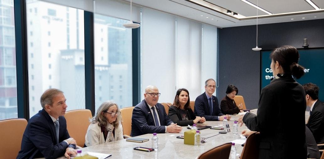 본문 이미지 - 서범석 대표 등 루닛 관계자들이 6일 서울 강남구 루닛 본사에서 프랑스 총리실 산하 투자총괄국(SGPI) 브뤼노 보넬 사무총장(왼쪽에서 세번째) 등 사절단과 협력 방안을 논의하고 있다. (루닛 제공)