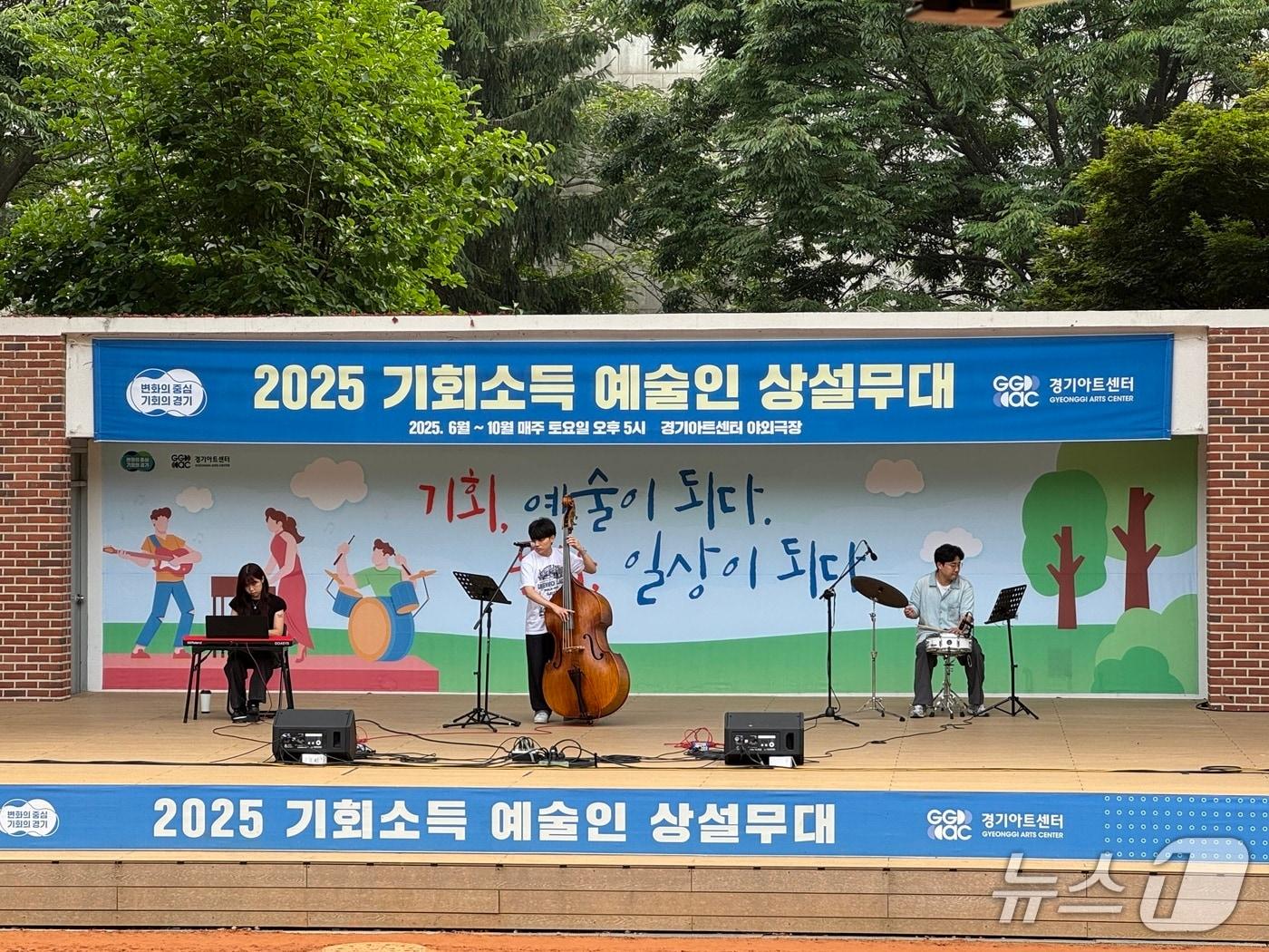 본문 이미지 - 경기아트센터가 ‘예술인 기회소득 확산사업'의 하나인 공연 프로그램 'ON STAGE: 경기'에 참여할 예술인을 모집한다. 사진은 지난해 공연 모습.(경기아트센터 제공. 재판매 및 DB금지)/뉴스1