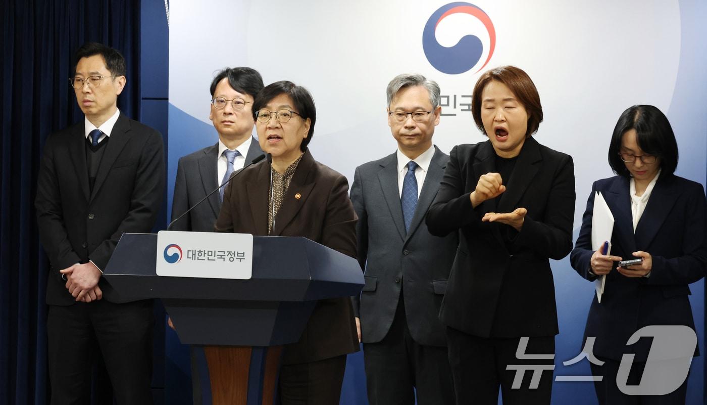 본문 이미지 - 정은경 보건복지부 장관이 7일 서울 종로구 세종대로 정부서울청사에서 의료제품 수급대응 관계부처 합동 브리핑을 하고 있다. 2026.4.7 ⓒ 뉴스1 김명섭 기자