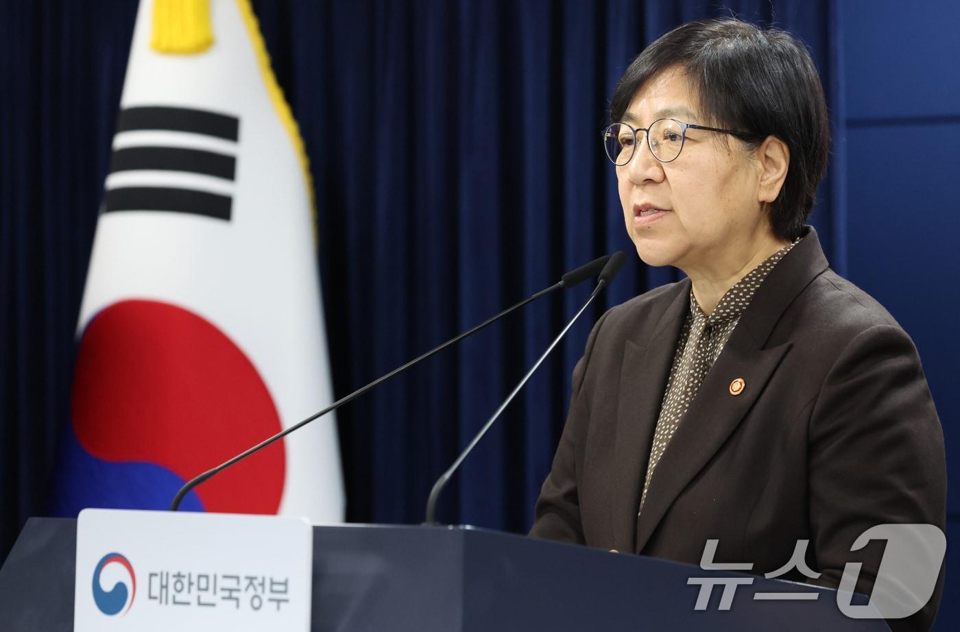 본문 이미지 - 정은경 보건복지부 장관이 7일 서울 종로구 세종대로 정부서울청사에서 의료제품 수급대응 관계부처 합동 브리핑을 하고 있다. 2026.4.7 ⓒ 뉴스1 김명섭 기자