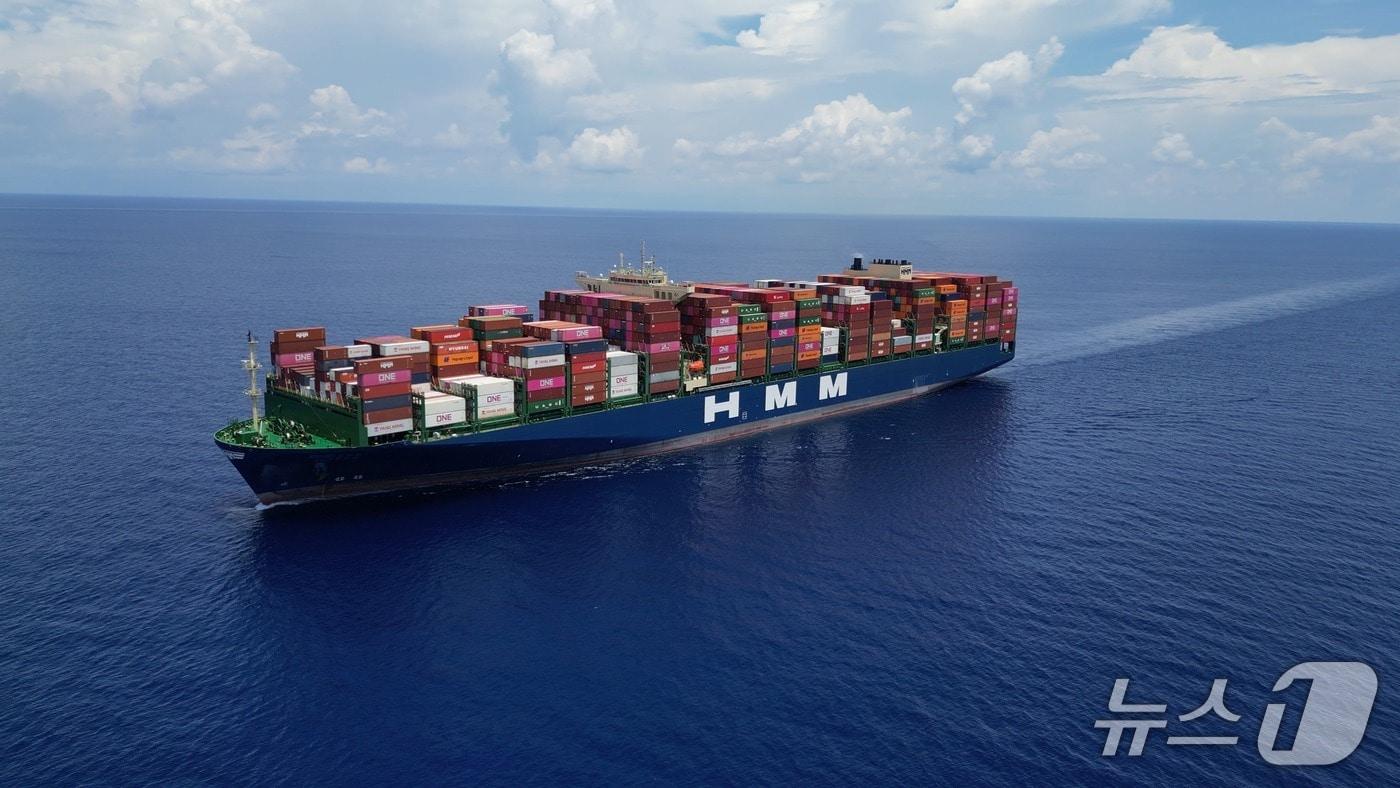 본문 이미지 - HD현대 아비커스의 대형선박용 자율운항 설루션 하이나스 컨트롤(HiNAS Control)이 적용된 컨테이너 운반선(HD현대 제공)