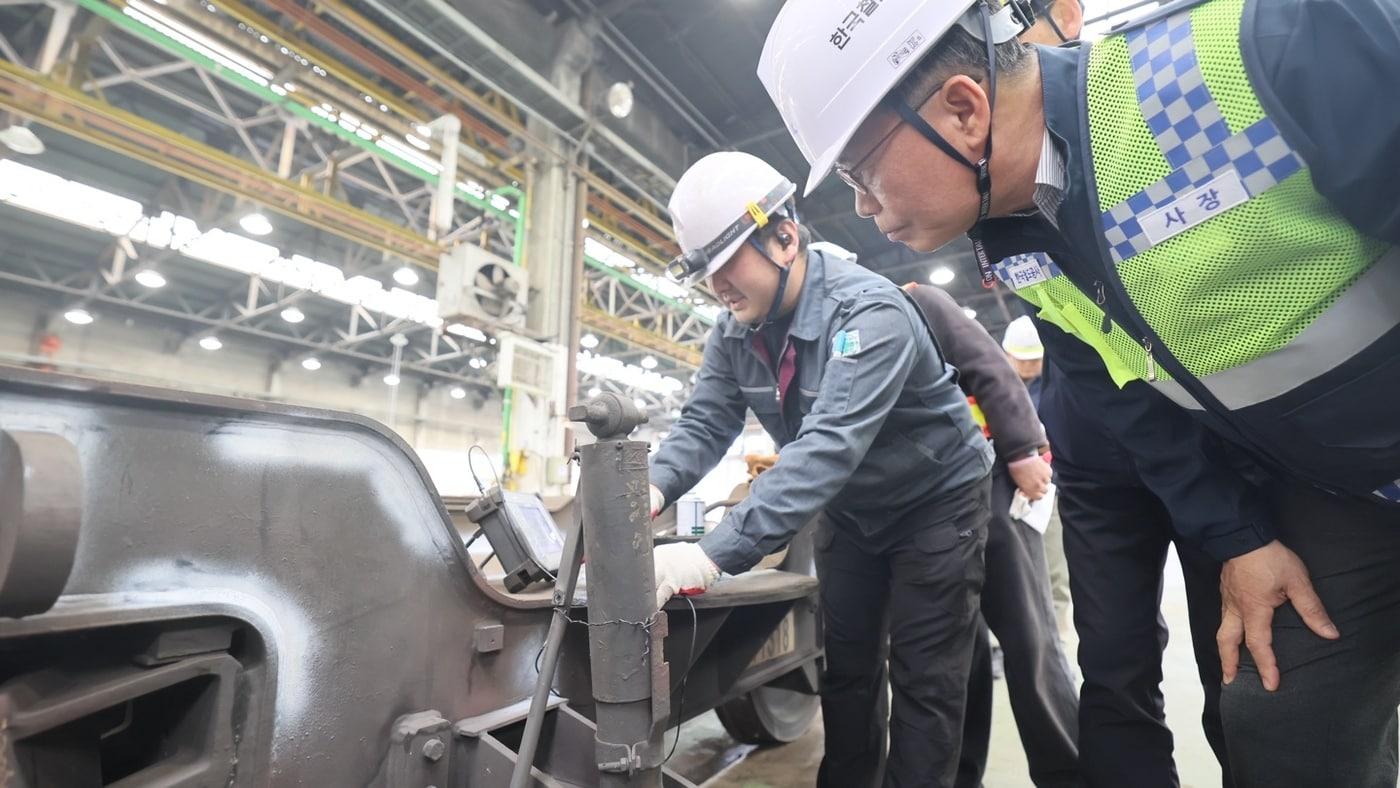 본문 이미지 - 코레일 대전철도차량정비단 일반열차 정비 현장.(한국철도공사 제공)뉴스1ⓒ news1