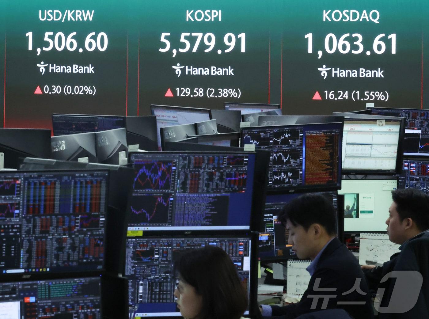 본문 이미지 - 코스피와 코스닥이 동반 상승 출발한 7일 오전 서울 중구 하나은행 딜링룸 현황판에 환율·코스피·코스닥 지수가 표시되고 있다. 2026.4.7 ⓒ 뉴스1 이종수 인턴기자