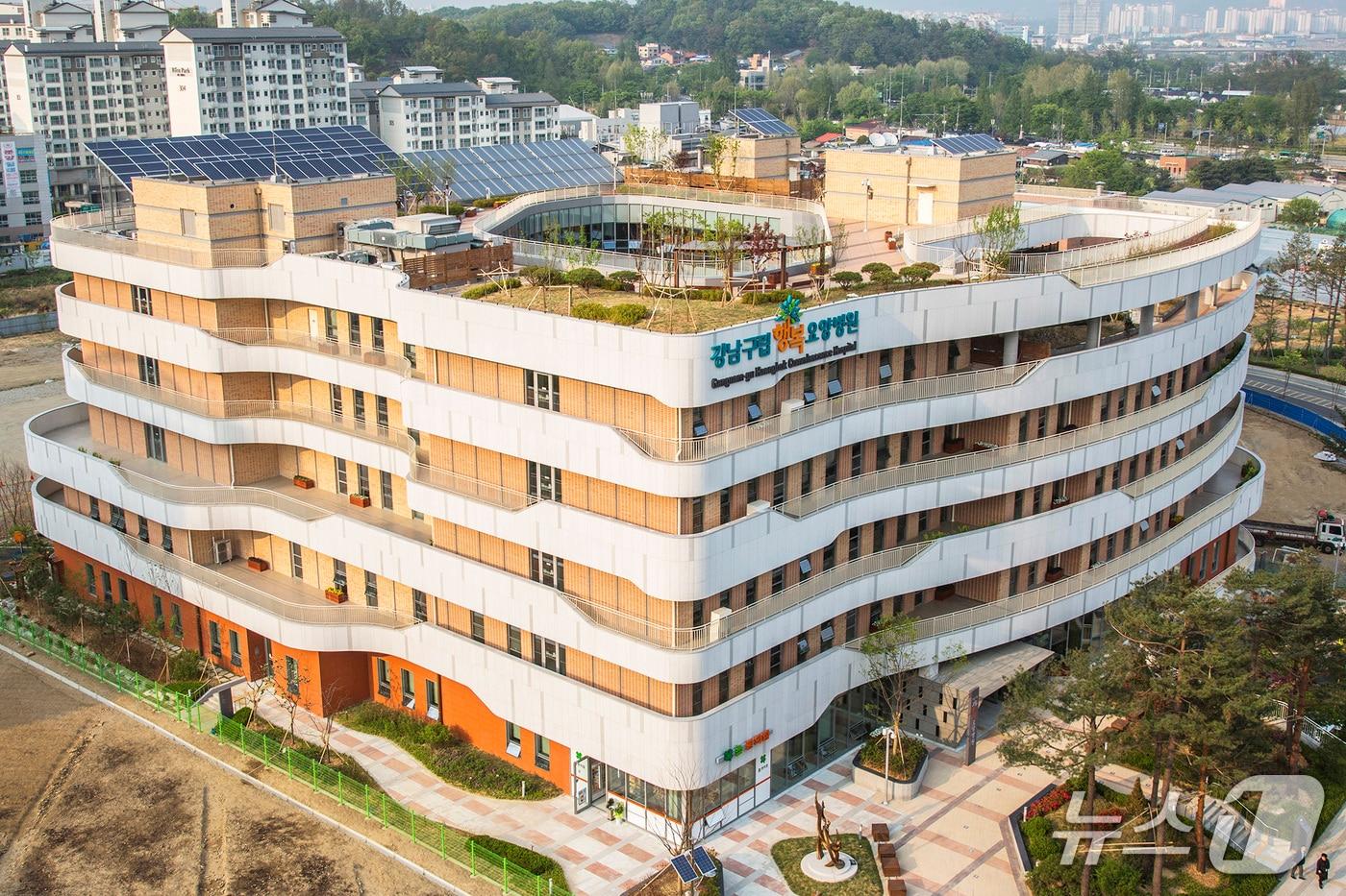 본문 이미지 - 강남구립행복요양병원 외관.(강남구 제공)