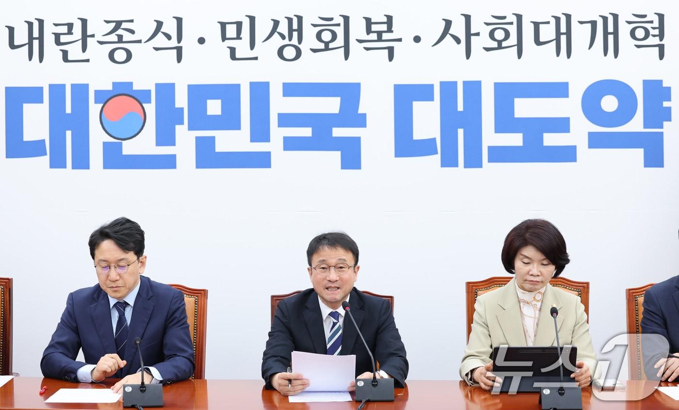 본문 이미지 - 한병도 더불어민주당 원내대표(가운데)와 천준호 원내운영수석부대표(왼쪽), 한정애 정책위의장(오른쪽)이 7일 서울 여의도 국회에서 열린 원내대책회의에서 발언하고 있다. 2026.4.7 ⓒ 뉴스1 신웅수 기자